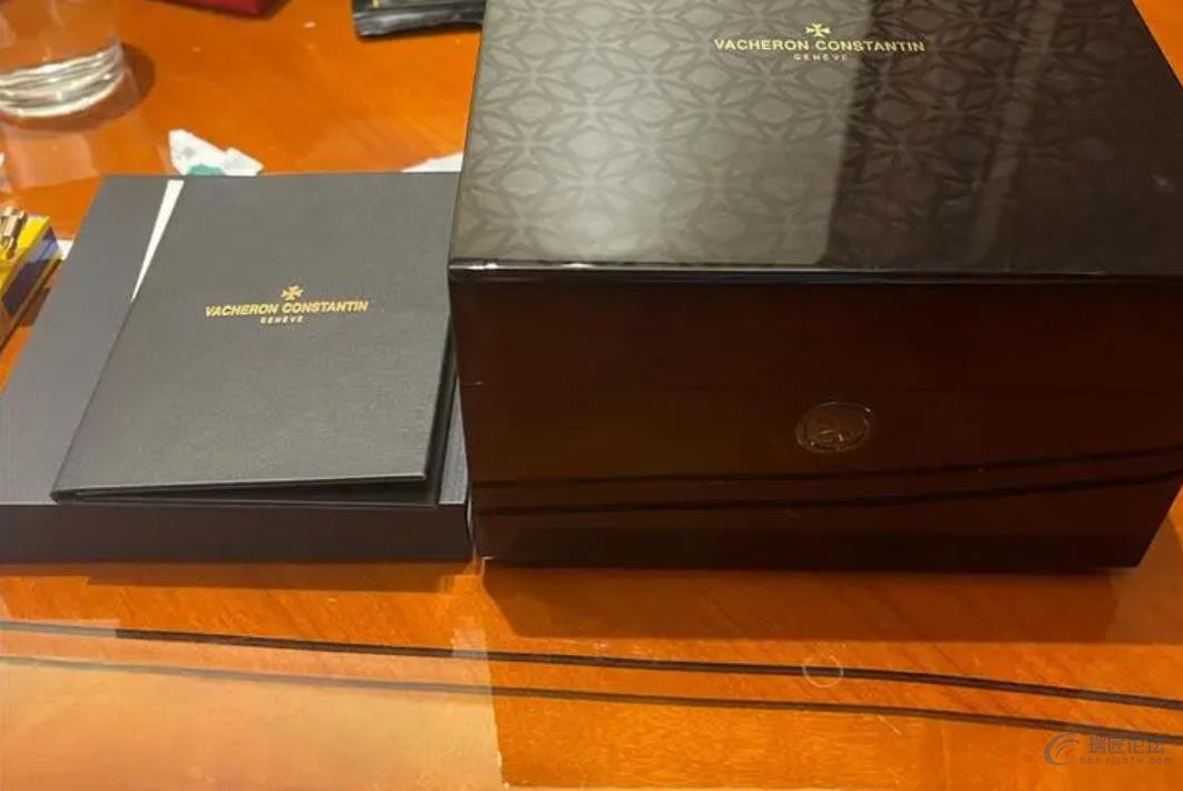 各位表友，江诗丹顿现在店里提表都没有木盒了吗?