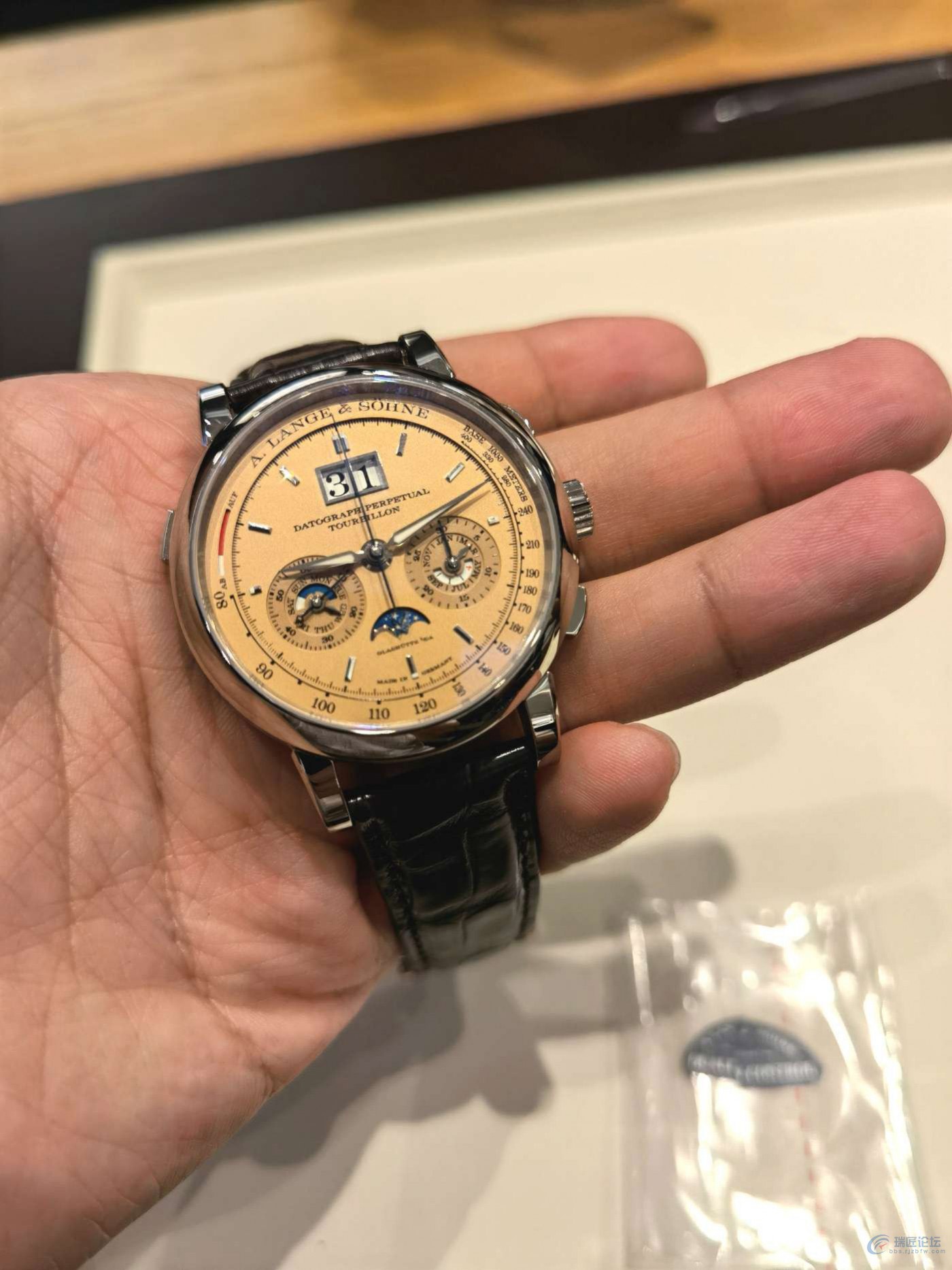 入手朗格萨克森740.056-三文鱼与背后陀飞轮的浪漫