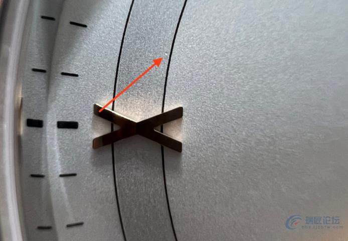 欧米茄碟飞这种瑕疵正常吗？保养可以处理吗？