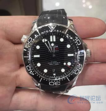 欧米茄海马300间金的买钢带还是胶带？