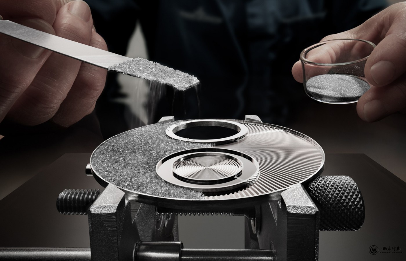 积家呈献MASTER ULTRA THIN TOURBILLON ENAMEL 超薄大师系列陀飞轮珐琅腕表