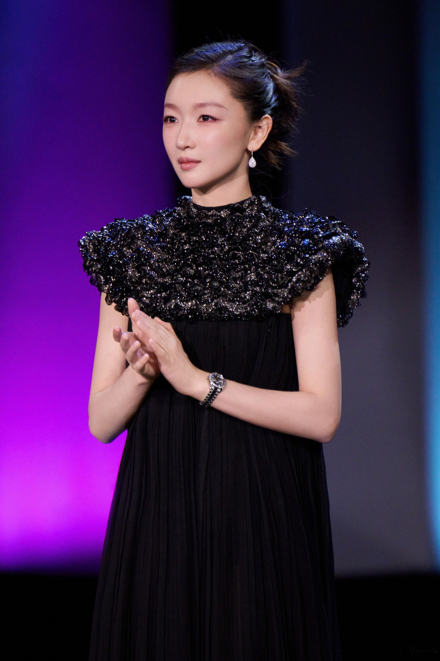 欧米茄全球名人大使周冬雨 亮相圣塞巴斯蒂安国际电影节！