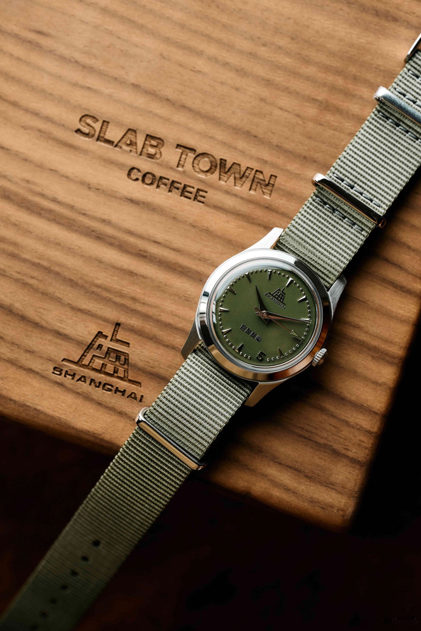 用一杯咖啡时间 定义“好”时光 上海表致敬系列SLAB TOWN限定版腕表限量发布 ...