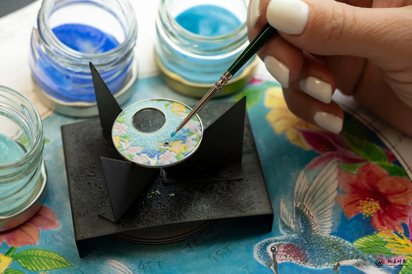 雅克德罗时分小针盘红金腕表蜂鸟款：高级制表领域的花艺复兴