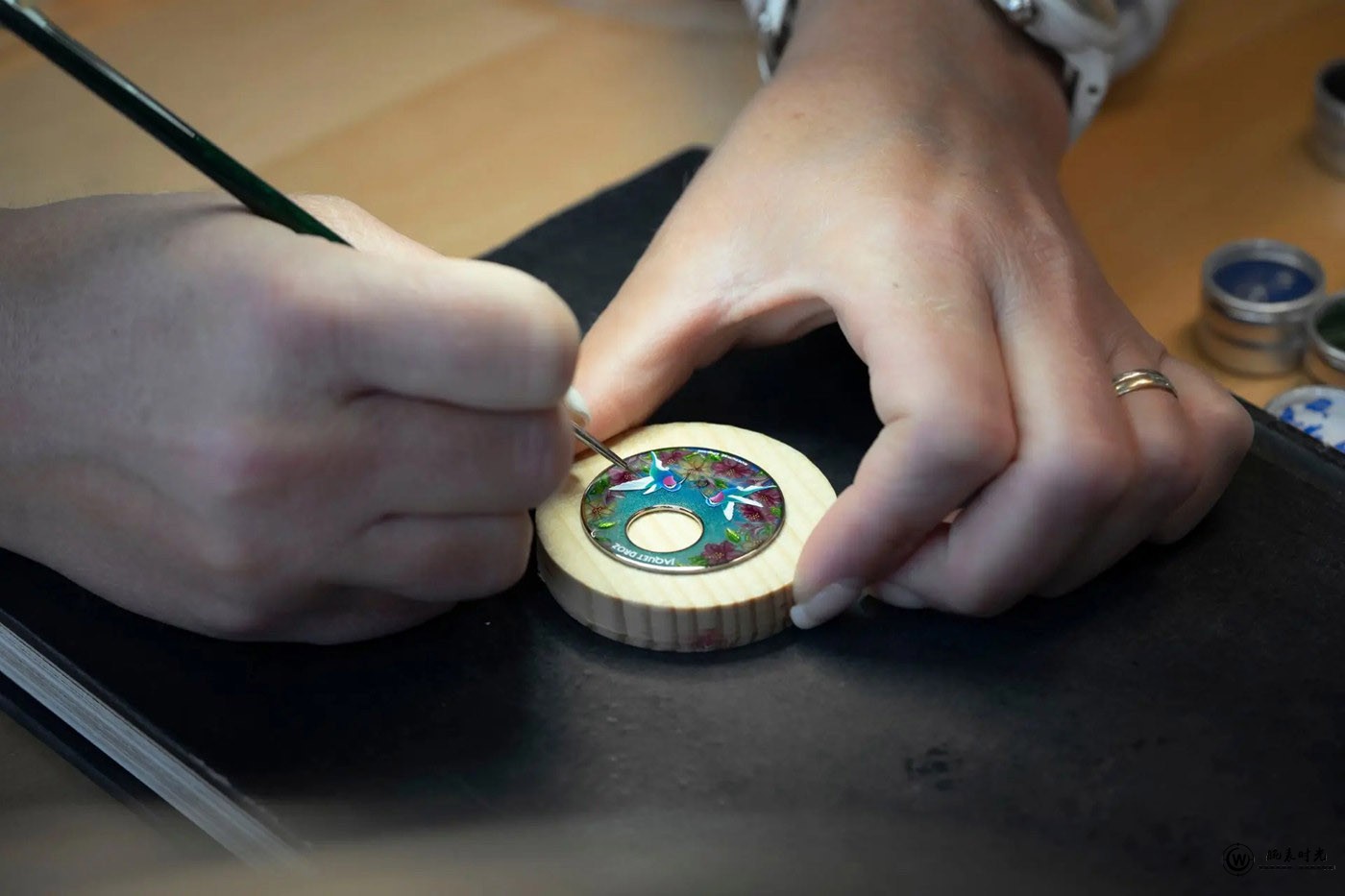 雅克德罗时分小针盘红金腕表蜂鸟款：高级制表领域的花艺复兴