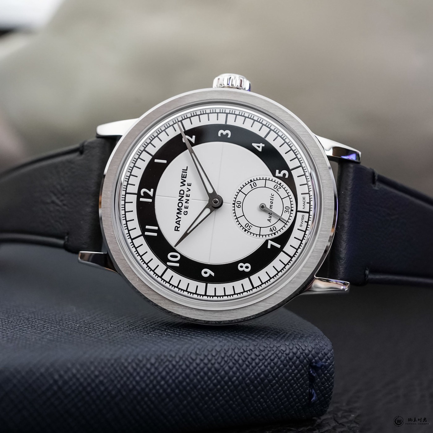 雷蒙威推出三款复古系列小秒针“Tuxedo”表盘39毫米腕表